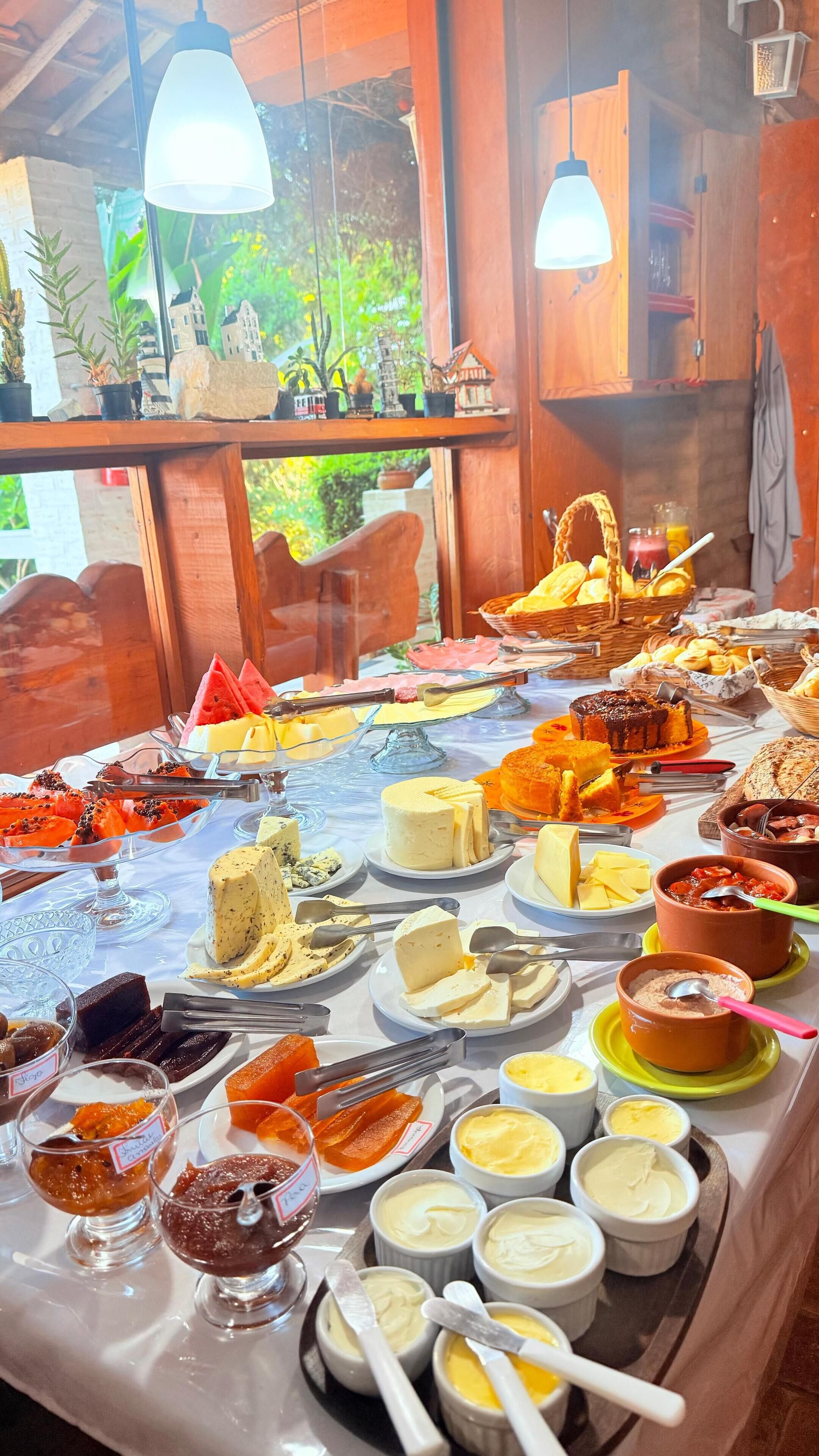 En buffet med forskellige oste, frugter og desserter.