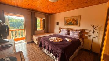 Comfort-huone, vuoristonäköala | Silitysrauta/-lauta, ilmainen Wi-Fi