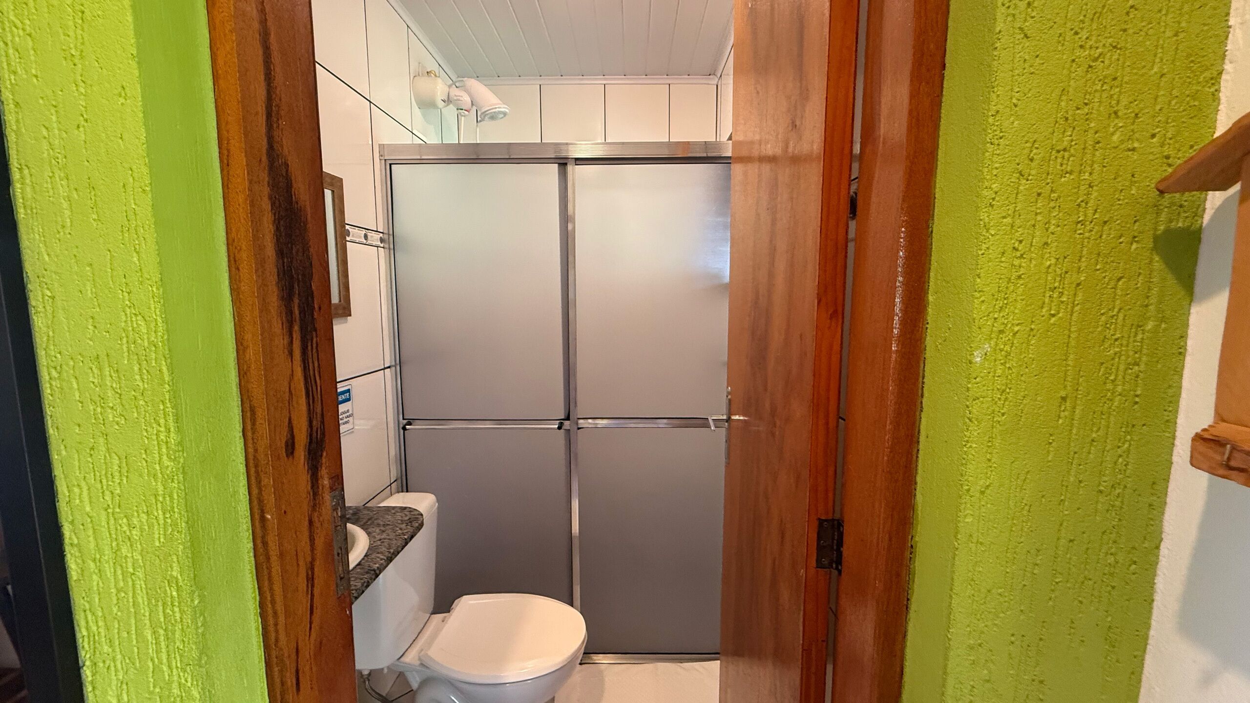 Un baño con inodoro, ducha y lavamanos.