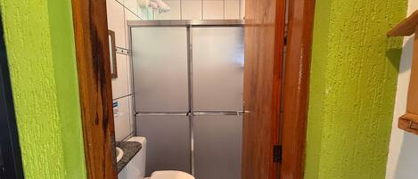 Un baño con inodoro, ducha y lavamanos.