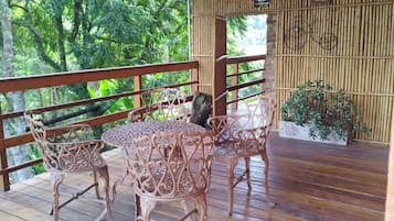 Habitació Deluxe, pati hawaià, vistes al jardí | Planxa i posts de planxar i wifi gratuïta