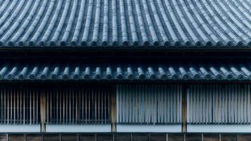 Un edificio japonés tradicional con tejado de baldosas y listones de madera.