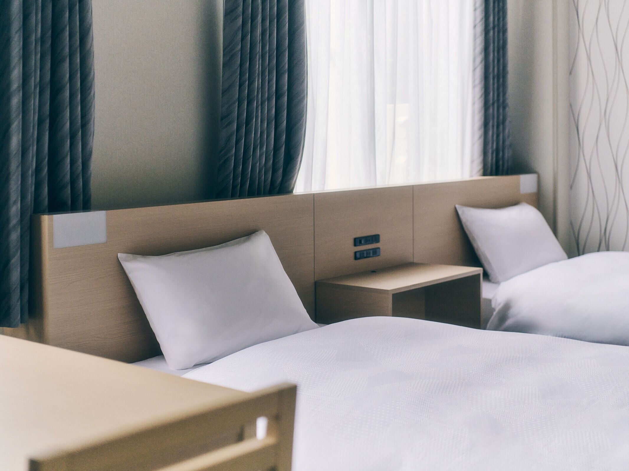 Chambre avec lits jumeaux, non-fumeurs | Espace de travail pour ordinateur portable, fer et planche à repasser