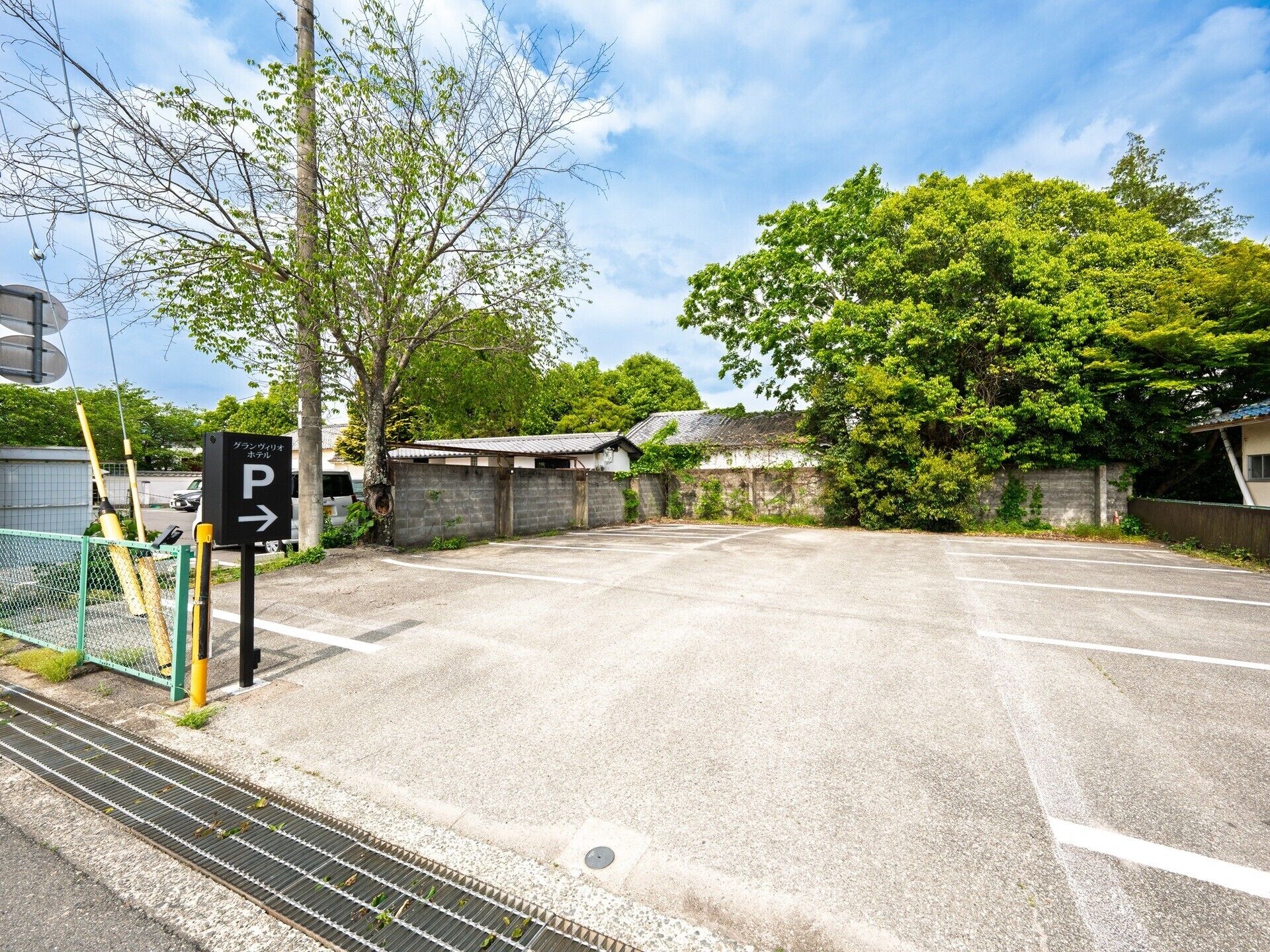 A parking area with a sign indicating a parking lot.