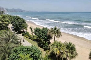 A beach with palm trees and a view of the ocean. - Honghai Bay Haihang Holiday Hotel (Huidong)