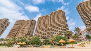 High-rise buildings with a beach in the foreground. - Honghai Bay Haihang Holiday Hotel (Huidong)
