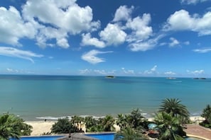 Un resort con piscina, playa y vista al océano.