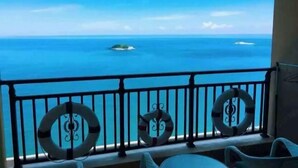 A balcony with a view of the ocean, featuring three circular metal railings and a lifebuoy. - Honghai Bay Haihang Holiday Hotel (Huidong)
