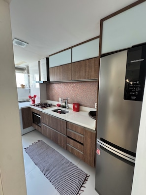 Kühlschrank, Mikrowelle, Herdplatte, Wasserkocher mit Kaffee-/Teezubehör