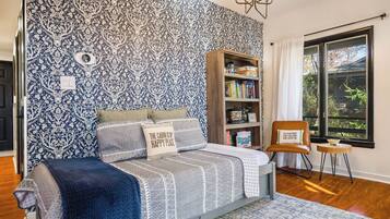3 bedrooms, desk, iron/ironing board, free WiFi