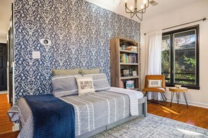 3 chambres, bureau, fer et planche à repasser, accès au Wi-Fi (inclus)