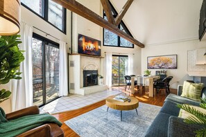 Smart TV, fireplace, books - Eagle's Nest A-Frame Cabin Mountain Retreat with EV charger @ Massanutten Resort (McGaheysville)