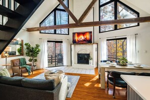 Smart TV, chimenea, libros