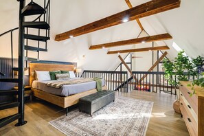 3 bedrooms, desk, iron/ironing board, free WiFi - Eagle's Nest A-Frame Cabin Mountain Retreat with EV charger @ Massanutten Resort (McGaheysville)