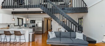 Eagle's Nest Captain’s Cabin Mountain Retreat with WiFi, AC in McGaheysville