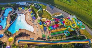 Luchtbeeld van een waterpark met meerdere glijbanen en zwembaden.