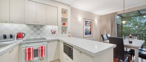 ثلاجة، ميكروويف، فرن، موقد طهي مسطح