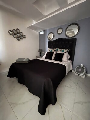 1 habitación, tabla de planchar con plancha, wifi y ropa de cama 