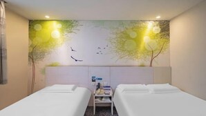 A hotel room with two beds, a nightstand, and a wall mural. - Shijiangzhuang Youjia Inn Eryuan Branch (Shijiazhuang)
