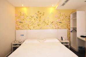 A hotel room with a bed, bedside tables, a wardrobe, and a wall with floral and bird artwork. - Shijiangzhuang Youjia Inn Eryuan Branch (Shijiazhuang)
