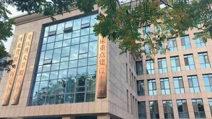 A modern building with large glass windows and multiple vertical signs. - Shijiangzhuang Youjia Inn Eryuan Branch (Shijiazhuang)