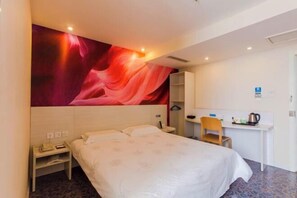 A hotel room with a bed, a desk, a chair, and a large abstract wall mural. - Shijiangzhuang Youjia Inn Eryuan Branch (Shijiazhuang)