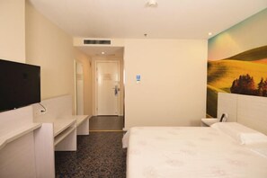 A hotel room with a bed, a TV mounted on the wall, a desk, and a painting on the wall. - Shijiangzhuang Youjia Inn Eryuan Branch (Shijiazhuang)