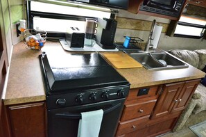 Private kitchen - Casa Coqui Camper, with WiFi, & AC, 3 miles from Falls Creek Falls State Park (Pikeville)