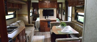 Casa Coqui Camper, with WiFi, & AC, 3 miles from Falls Creek Falls State Park