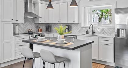 Fire Pit, Hot Tub, Sonos, & Spacious! Walk to Main Street, restaurants & brewery