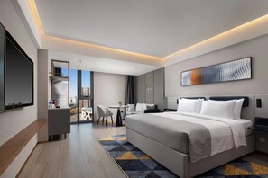 Klassieke tweepersoonskamer, uitzicht op de stad | Een bureau, een laptopwerkplek, verduisterende gordijnen