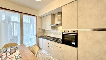 Fridge, oven, stovetop, dishwasher