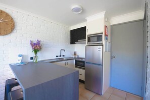 Fridge, microwave, stovetop, coffee/tea maker - The Studio (Merimbula)