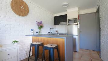 Køleskab, mikrobølgeovn, kogeplade, kaffe-/temaskine