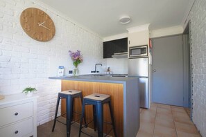 Kühlschrank, Mikrowelle, Herdplatte, Wasserkocher mit Kaffee-/Teezubehör