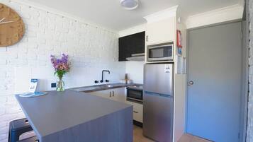 Kühlschrank, Mikrowelle, Herdplatte, Wasserkocher mit Kaffee-/Teezubehör