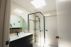 Shower, hair dryer - The Retreat deluxe (Merimbula)