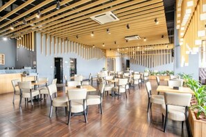 A spacious dining area with wooden ceiling beams, multiple tables and chairs, and a modern design. - Yayuan Tanglang Hotel (Shenzhen Nanke University Shenzhen Dalihu Subway Station Branch) (Shenzhen)