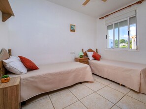 2 bedrooms, desk, internet