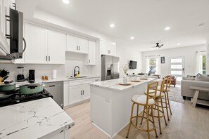 Fridge, microwave, oven, stovetop - Luxury Spacious Home 6bedrms 8beds 16 guests nearDowntown Houston, NRG WIFI AC (Houston)