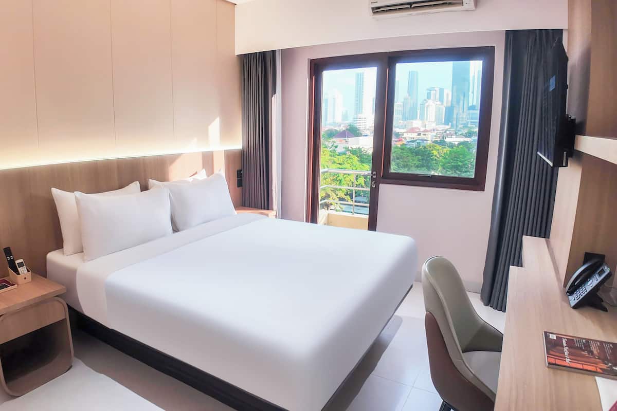 Phòng đôi Cao cấp | Bàn, khu vực làm việc phù hợp cho laptop