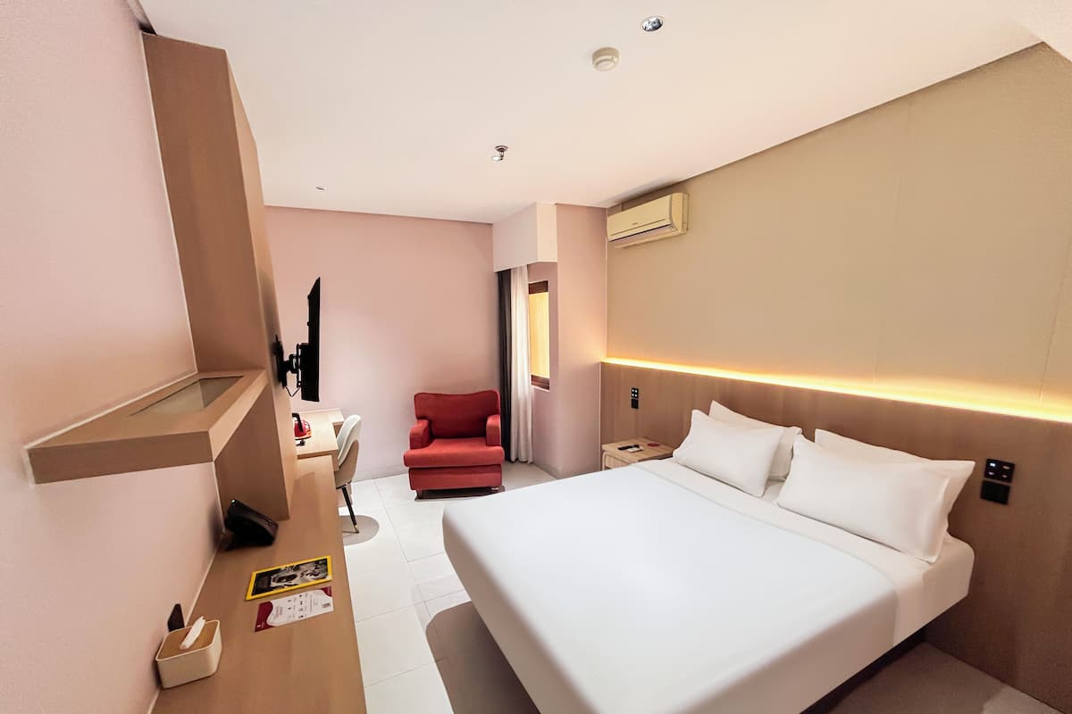 Phòng Deluxe | Bàn, khu vực làm việc phù hợp cho laptop