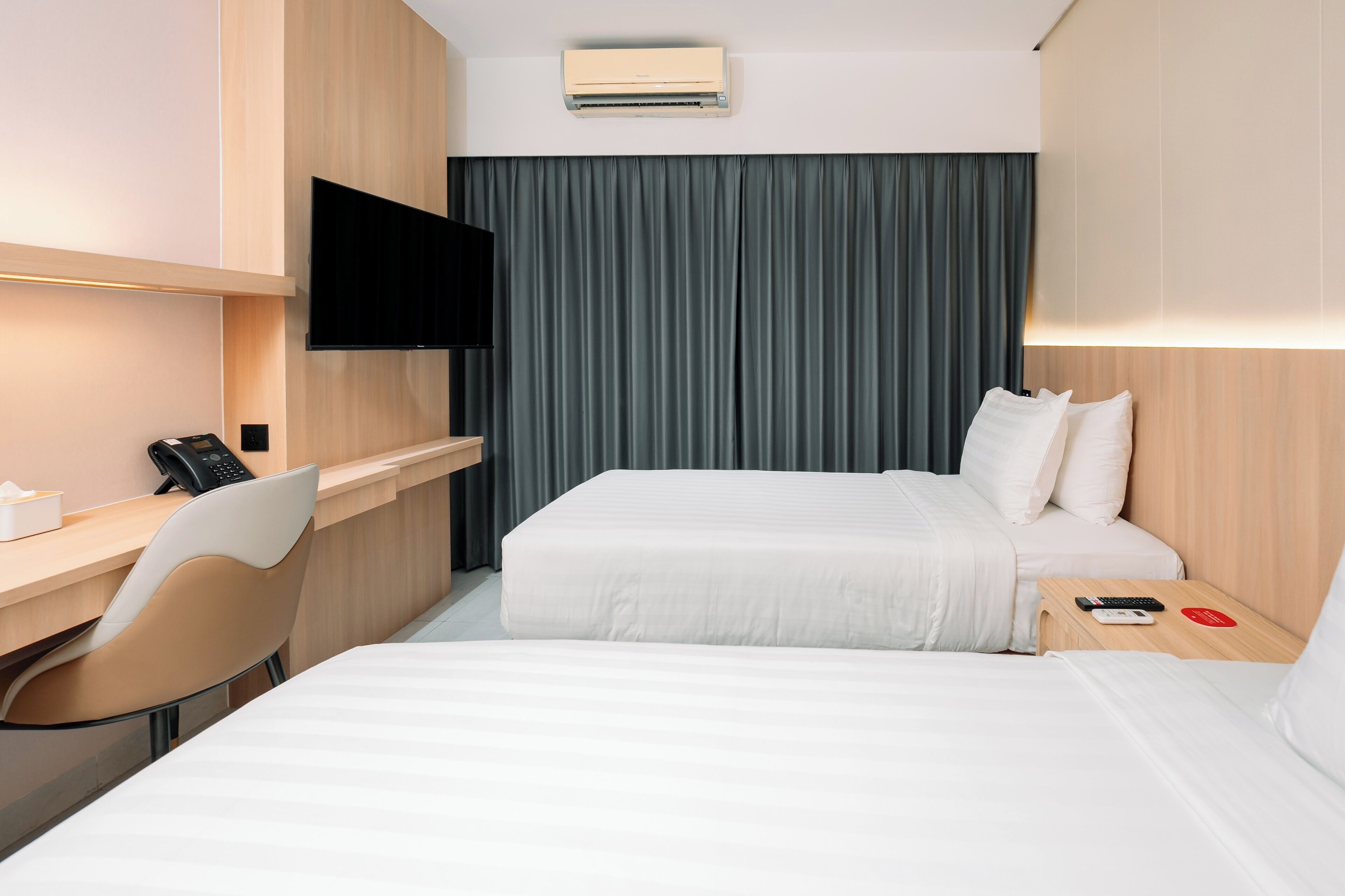 Smart Twin Room | Bathroom | Shower, towels, soap, shampoo