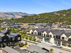 Exterior - Mountainview Escape | Stylish, BBQ, and Parking (Wānaka)