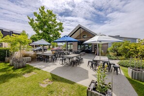 Outdoor dining - Mountainview Escape | Stylish, BBQ, and Parking (Wānaka)