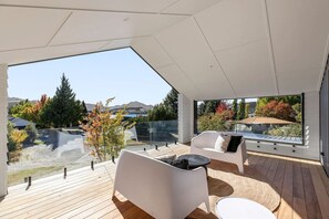 Terrace/patio - The Wanaka Tree Escape | Lake Views & Prime Location (Wānaka)