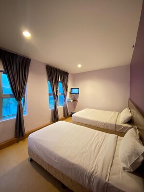Habitación triple Deluxe, vistas a la ciudad | Escritorio y wifi gratis