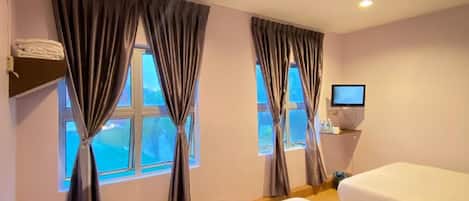 Chambre triple Deluxe, vue sur la ville | Bureau, accĂšs au Wi-Fi (inclus)