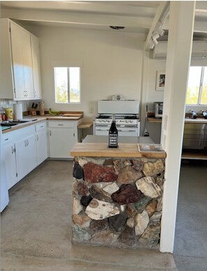 Kjøleskap, ovn, kokeplater og kaffetrakter/tekoker