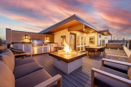 Luxury Oasis: Heated Pool, Rooftop Spa, Fire Pits